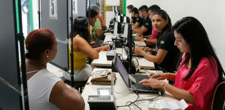 Para receber atendimento é importante que o eleitor leve um documento oficial com foto e um comprovante de residência.