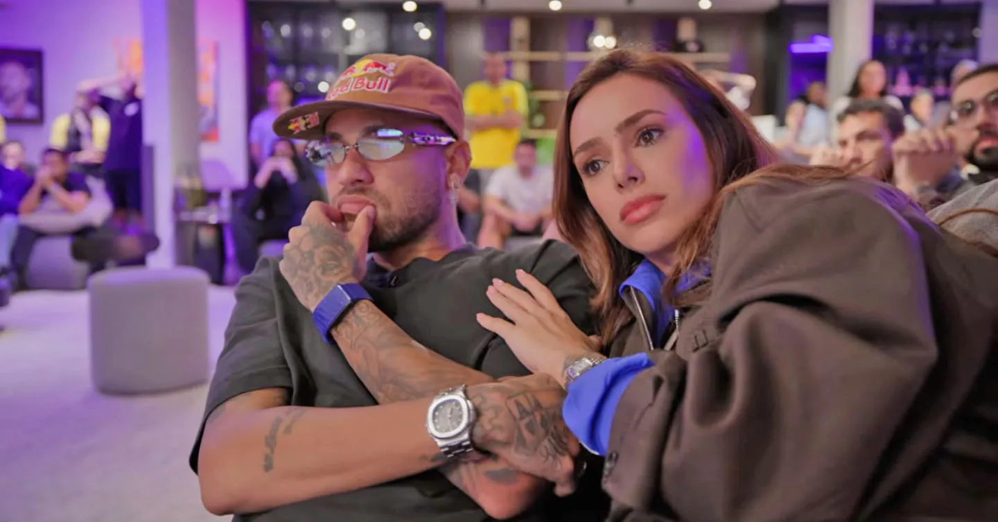 Neymar ficou ao lado da esposa, Bruna Biancardi