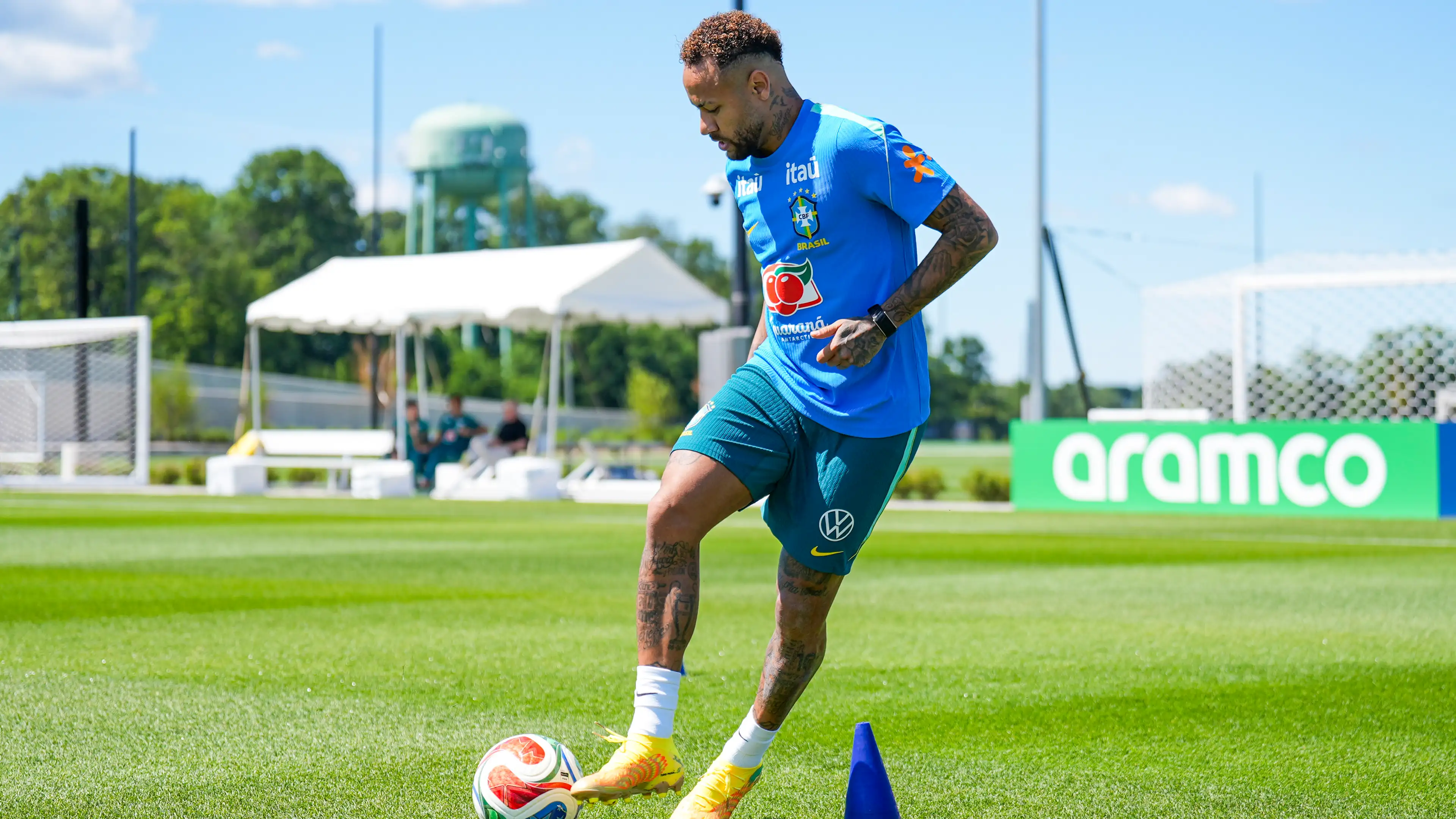 Neymar voltou a campo neste domingo (21) e deve ser relacionado em jogo contra a Escócia.