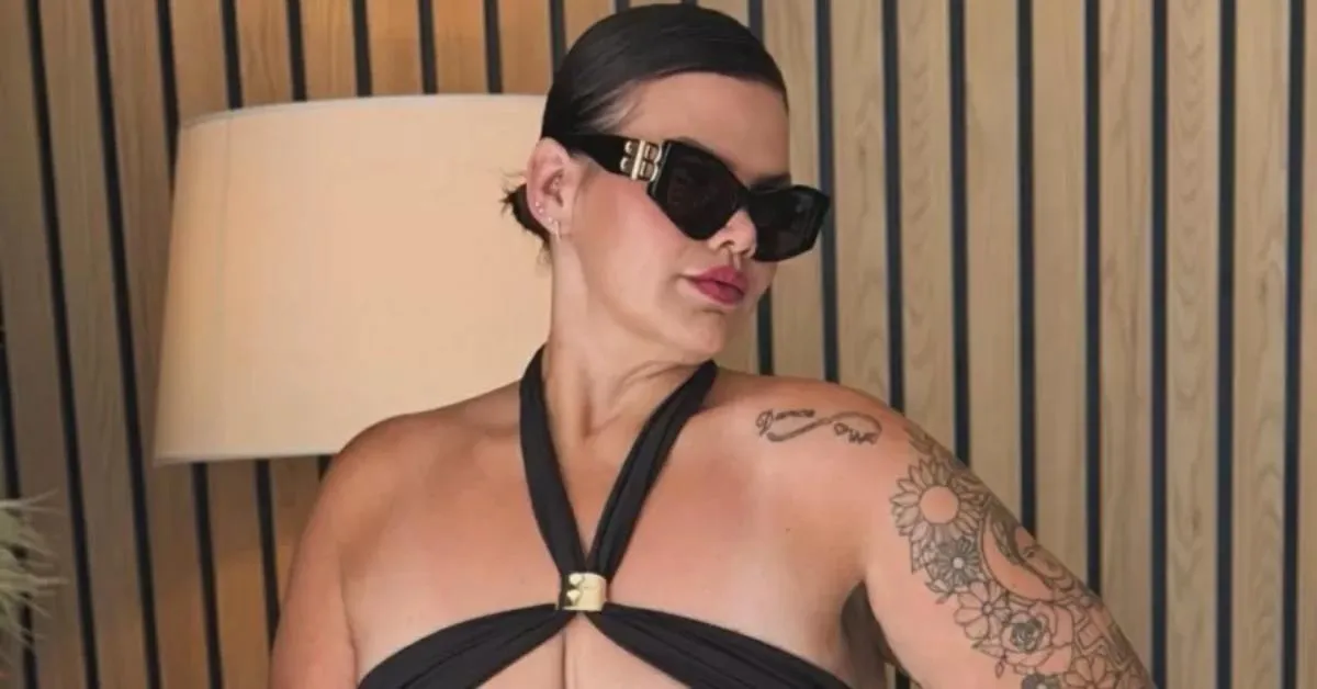 Nos stories do Instagram, ela apareceu vestindo um maiô visivelmente mais magra e ao lado uma outra imagem como estava antes de perder as medidas.