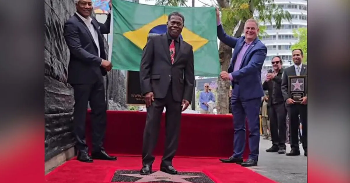 Paulinho da Costa é o primeiro brasileiro nato a ganhar reconhecimento na célebre calçada, que reúne personalidades mundiais.