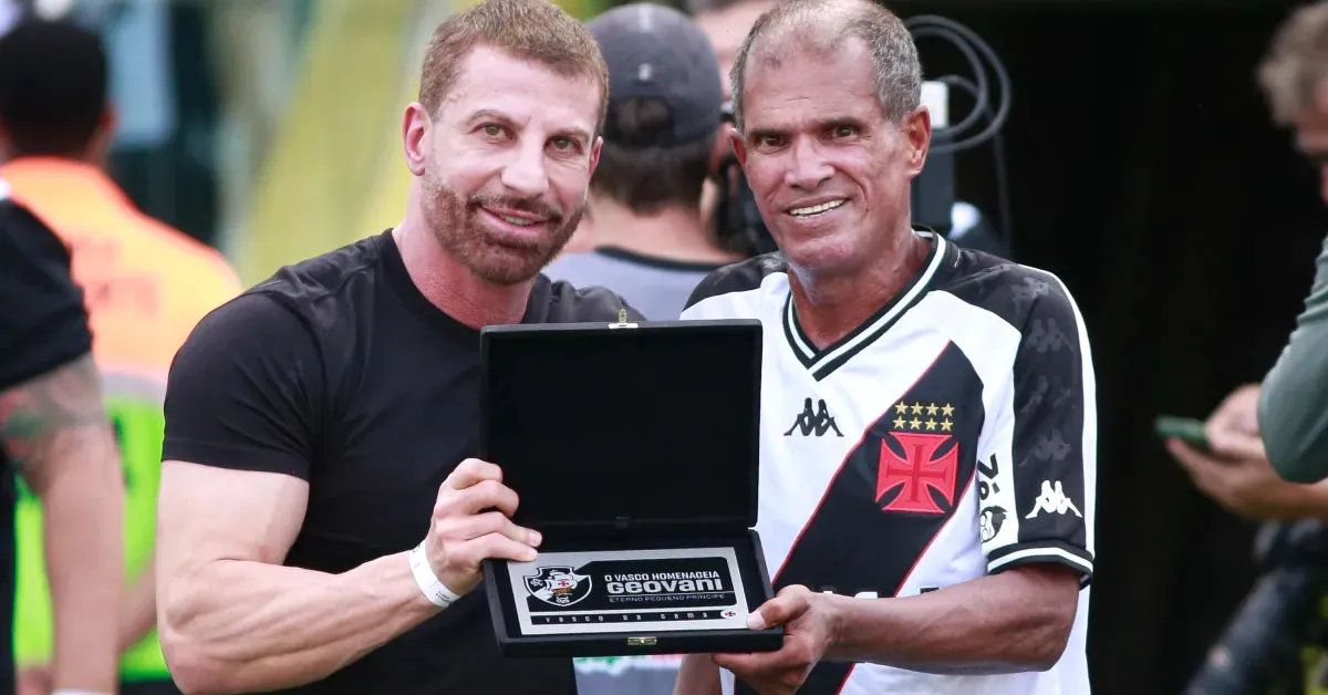 Pedrinho (atual presidente do Vasco) entregando uma homenagem a Geovani
