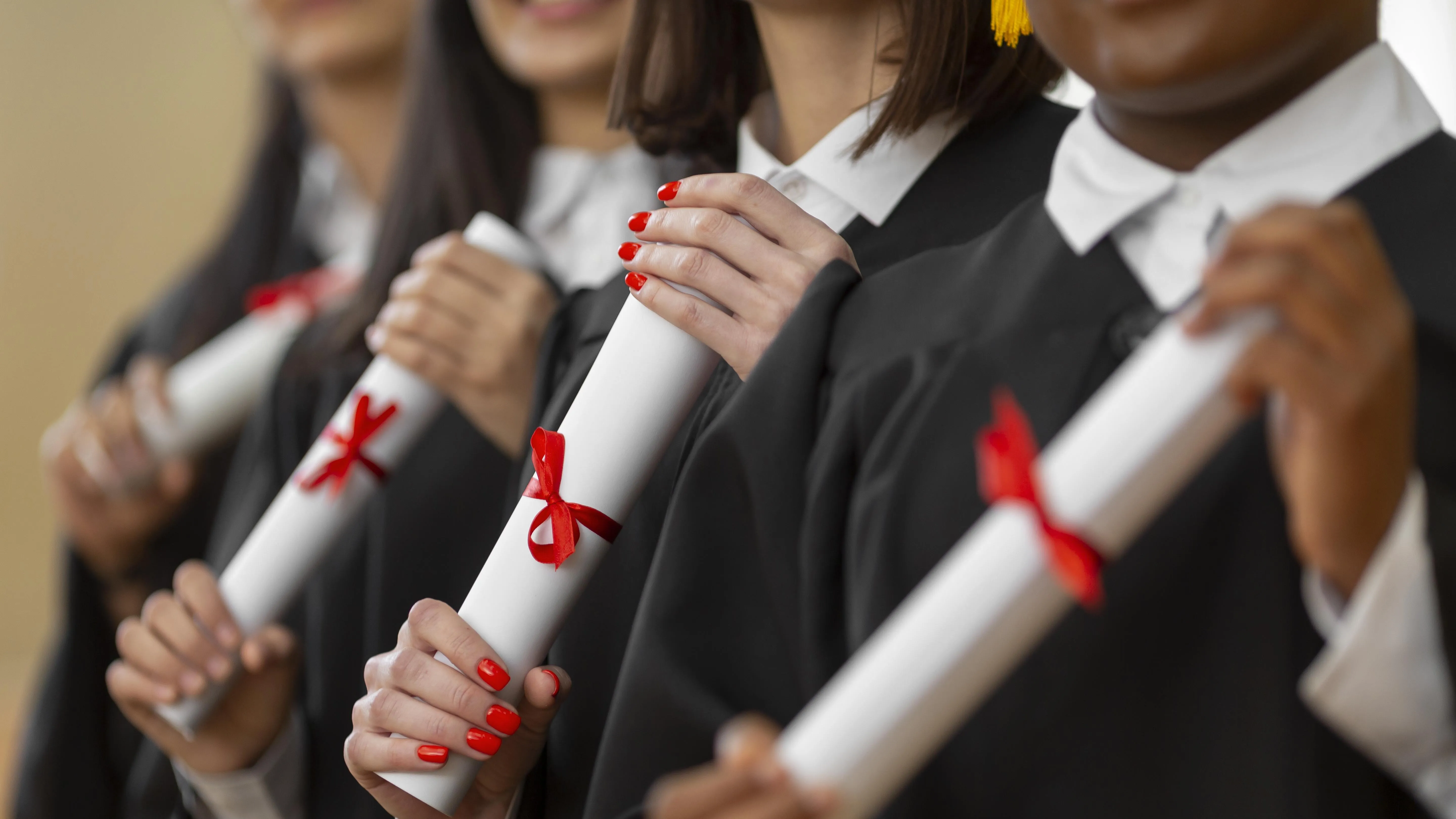 EUA estudam implementação de taxa de US$ 100 mil para estudantes internacionais que desejam trabalhar após a graduação, afetando o programa OPT.