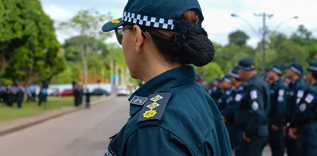Pela norma federal, a altura mínima exigida é de 1,60 metro para candidatos do sexo masculino e de 1,55 metro para candidatas do sexo feminino.