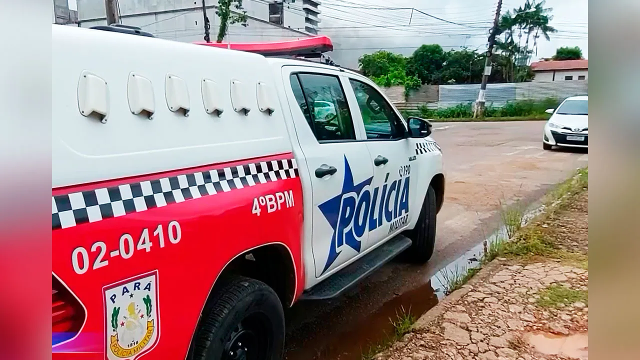 Viatura do 4º Batalhão da Polícia Militar estacionada em frente à faculdade onde ocorreu a detenção do suspeito.