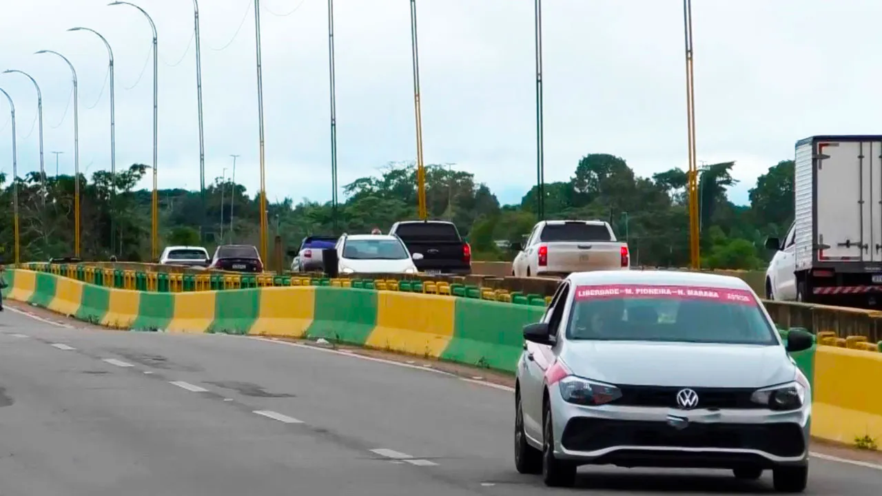 Sem fiscalização efetiva e barreiras físicas, veículos pesados continuam trafegando pela via, ignorando as restrições de peso.