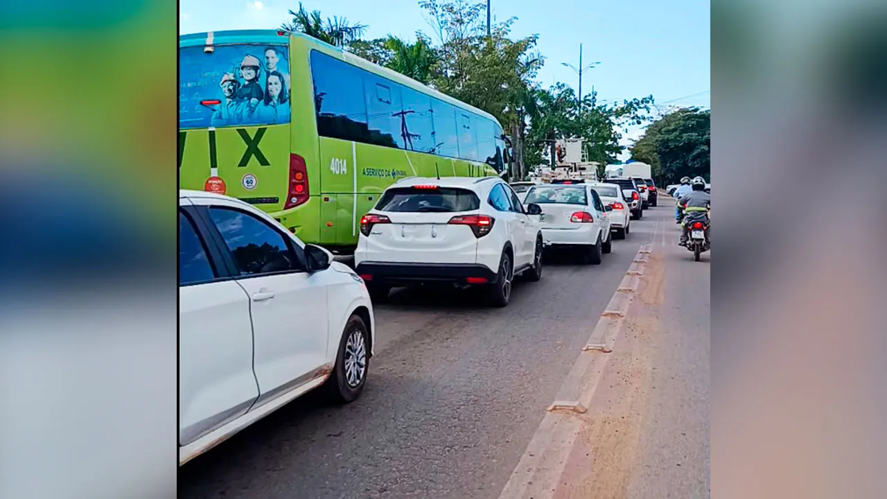 Tráfego pesado concentrado na estrutura de 1980 gera congestionamentos quilométricos a qualquer hora do dia na BR-230.