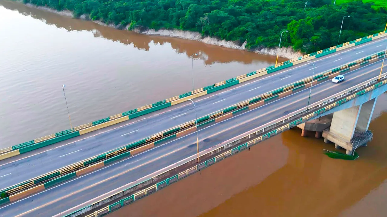 Fluxo de veículos pesados nas cabeceiras da ponte sobre o Rio Itacaiúnas, em Marabá, onde novas placas de sinalização vertical alertam os caminhoneiros sobre os horários proibidos de circulação
