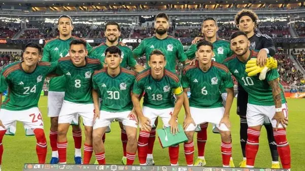 Jogando diante de sua torcida, no Estádio Azteca, o México confirmou a liderança da chave ao vencer a República Tcheca por 3 a 0.