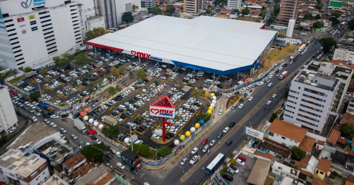 O Grupo Mateus, terceira maior rede de varejo alimentar do Brasil, fechou 28 lojas e reduziu cerca de 6,6 mil postos de trabalho em uma reestruturação que prioriza eficiência, rentabilidade e controle de custos.
