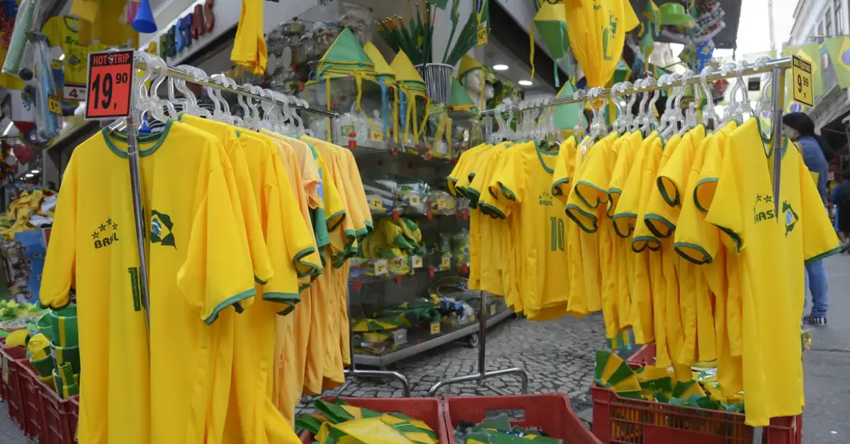 A Copa do Mundo já começou fora de campo e a expectativa dos comerciantes é de aumento nas vendas nas próximas semanas.