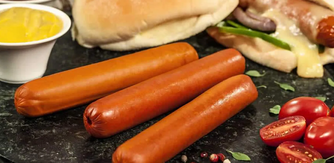 A salsicha é classificada como alimento ultraprocessado por passar por diversas etapas industriais.