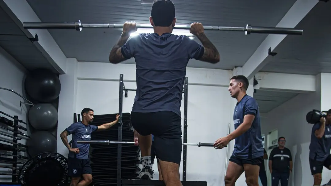 Profissional explica que jogadores precisam equilibrar descanso e atividades físicas durante a pausa para a Copa do Mundo para suportar a carga de treinamentos no retorno.