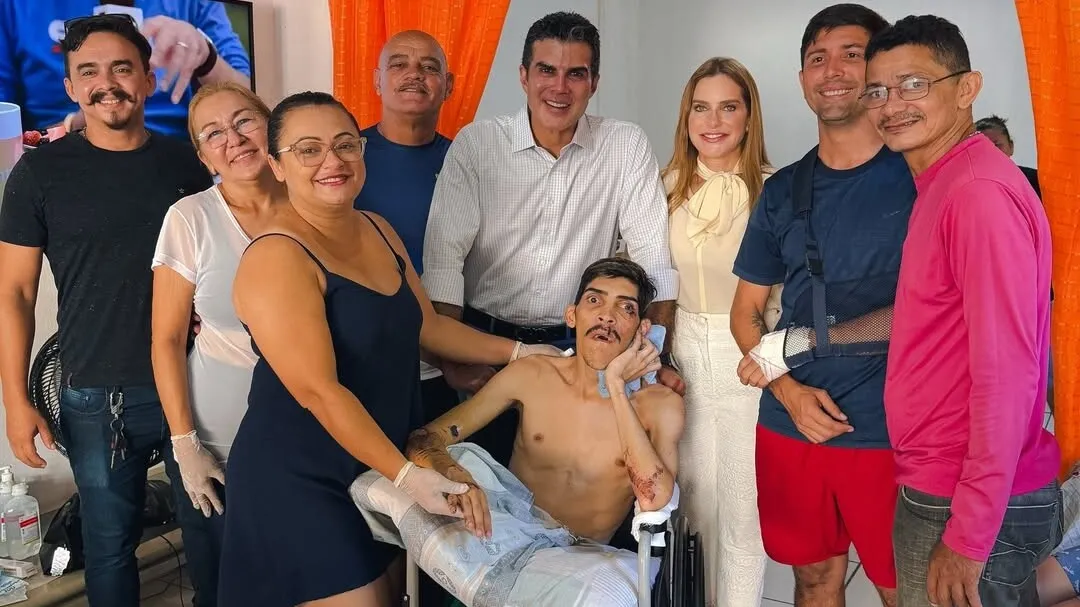 Helder Barbalho visita Daniel Pampam, vítima de atropelamento em Belém, e manifesta apoio em momento de recuperação.