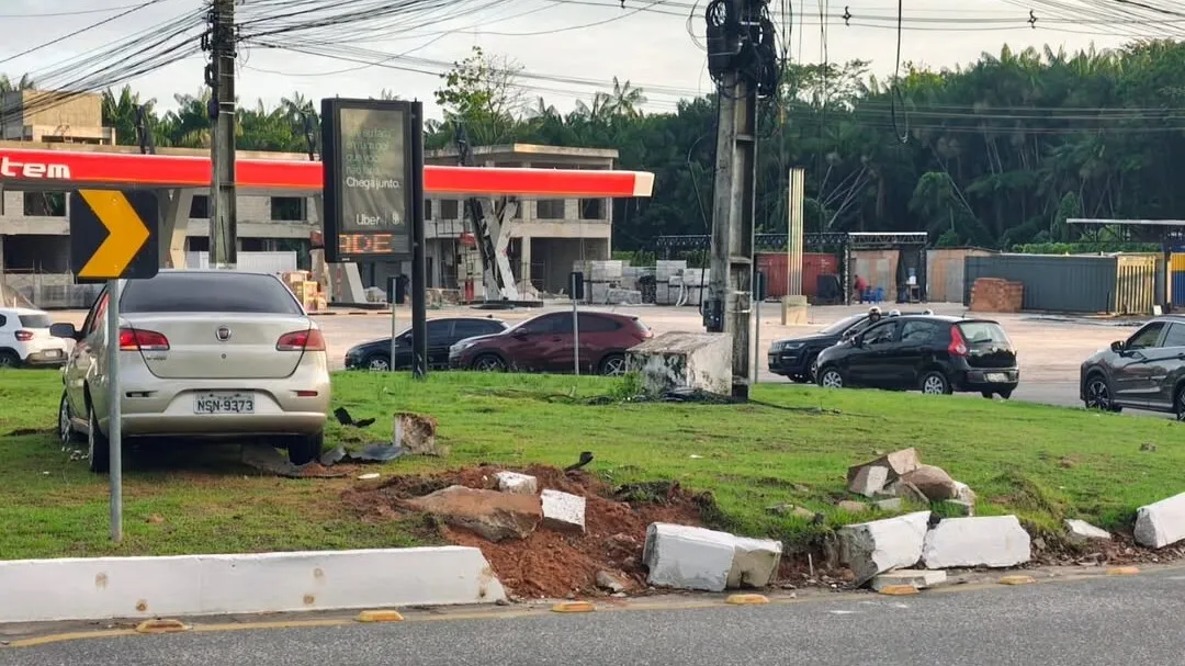 O caso ocorreu nas primeiras horas da manhã desta quarta-feira (24) e chamou a atenção de motoristas e pedestres que passavam pelo local.