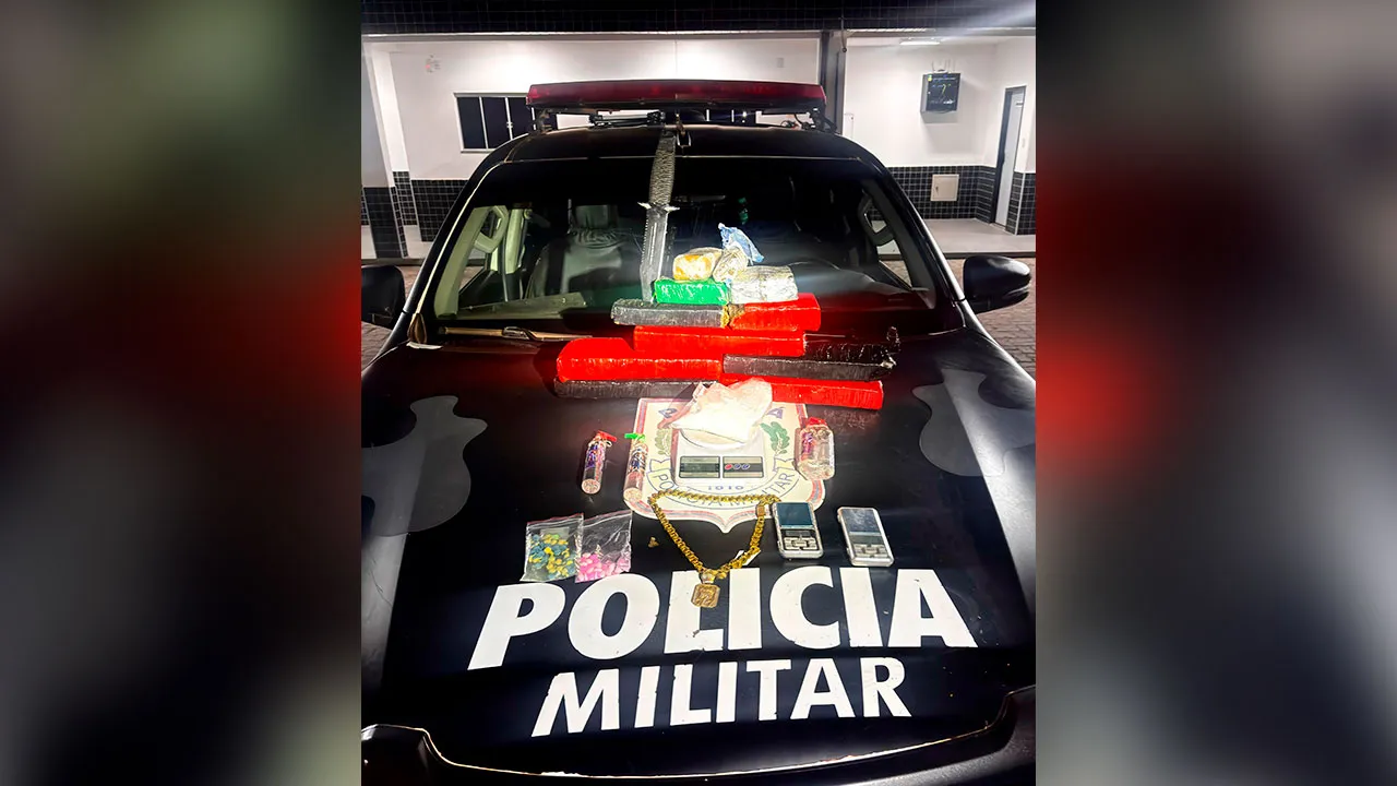 Parte dos tabletes de maconha e frascos de lança-perfume apreendidos pela Polícia Militar em kitnet no bairro Serrinha.