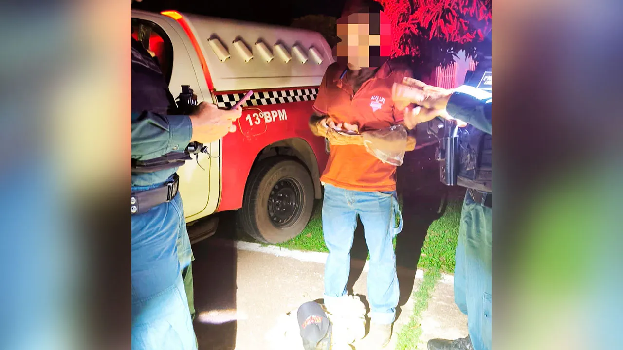 Policiais Militares realizam fiscalização e abordagem a ônibus de passageiros na portaria do Km 11, na Vila Permanente.