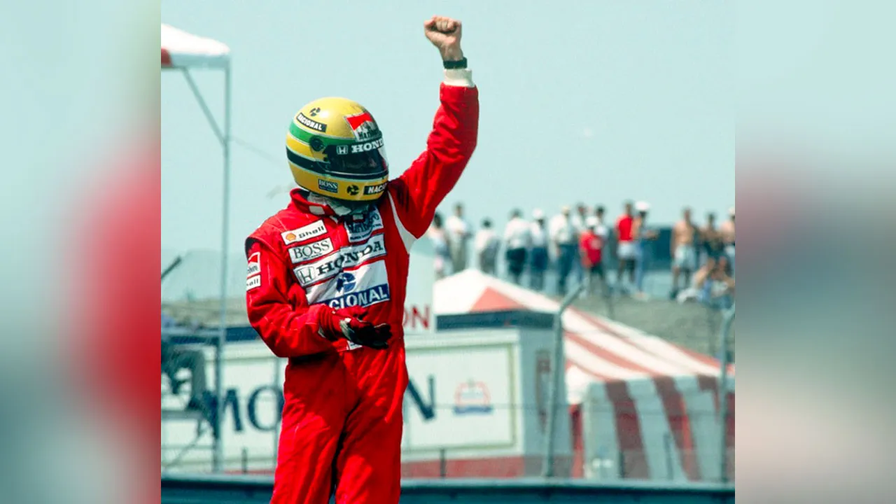 O capacete amarelo de Ayrton Senna, símbolo máximo de sua identidade visual, posicionado sobre o carro da McLaren.