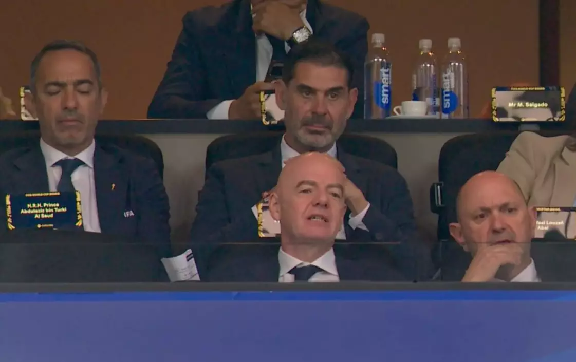 O ex-jogador estava ao lado do presidente da FIFA, Gianni Infantino.