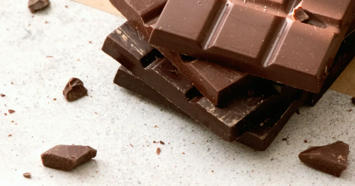 A nova legislação regula a composição dos chocolates comercializados no Brasil, estabelece percentuais mínimos de cacau por categoria e obriga a informação clara nos rótulos das embalagens.
