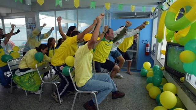 . Os dias de jogos da Seleção Brasileira não são considerados feriados nem pontos facultativos para a iniciativa privada.