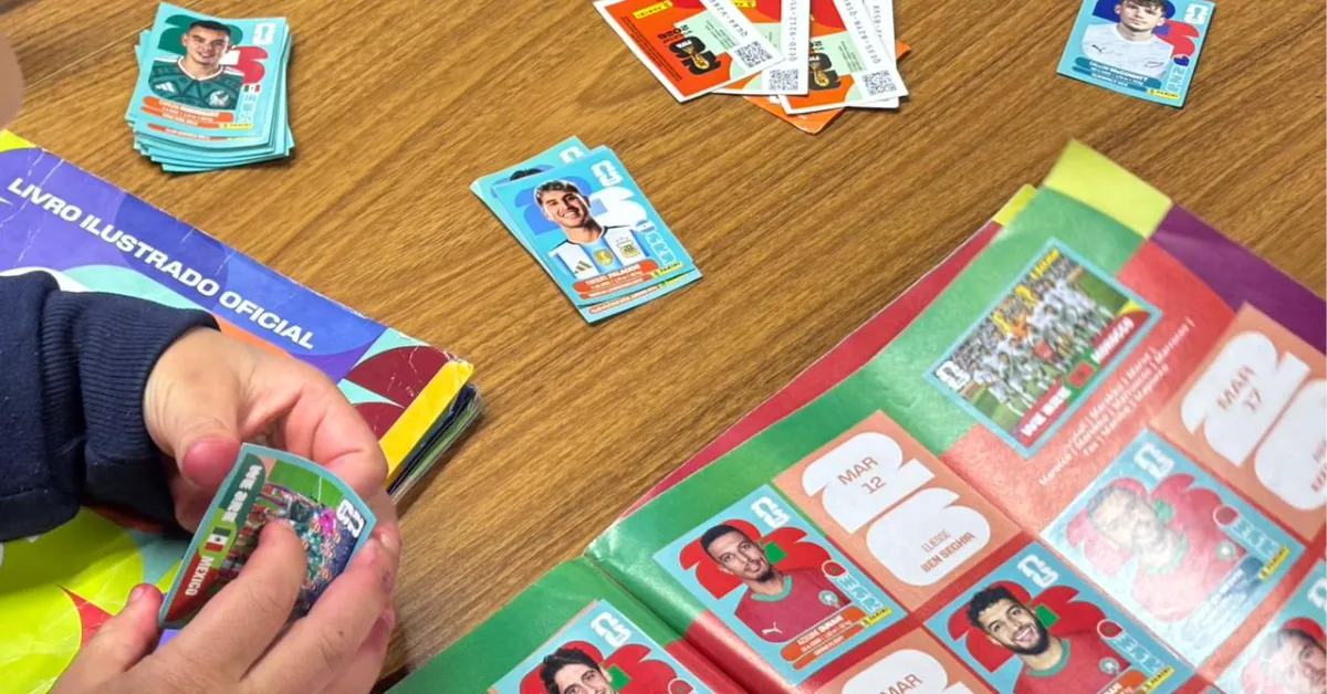 Escola de Porto Alegre cria regras para troca de figurinhas da Copa e transforma brincadeira em ferramenta de aprendizagem.