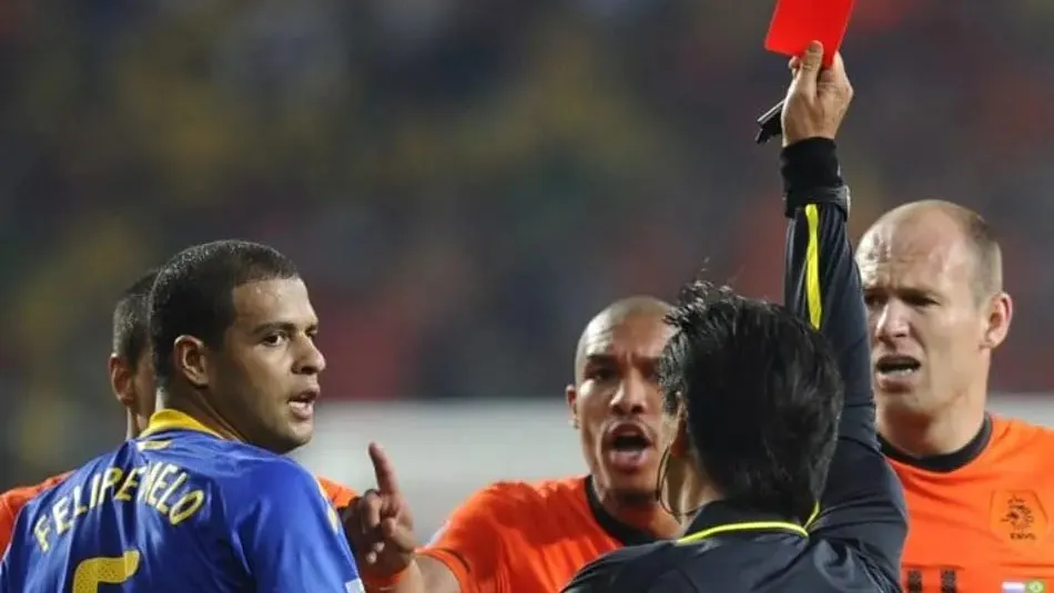 Felipe Melo é expulso após pisar em Arjen Robben, em um lance polêmico durante a virada da Holanda sobre o Brasil nas quartas de final da Copa do Mundo de 2010.
