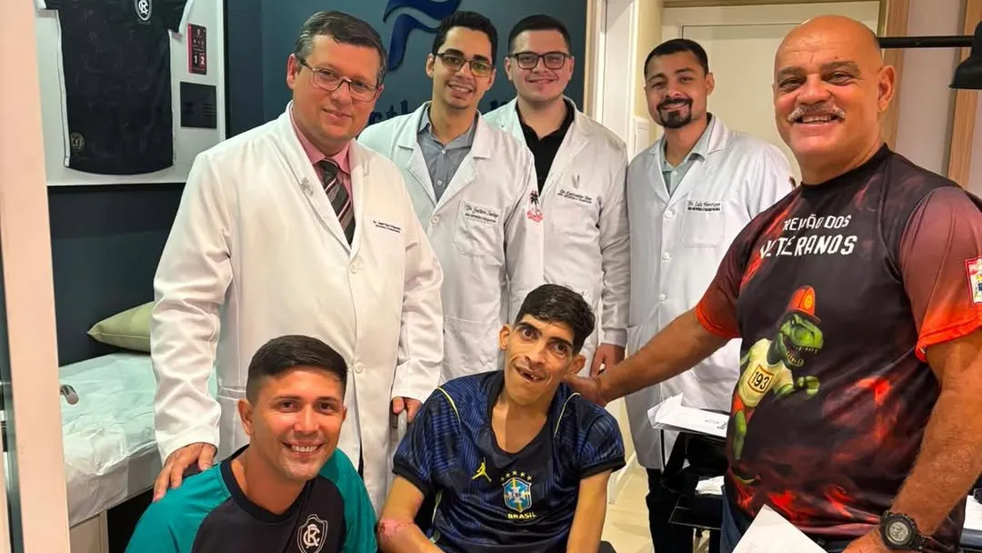 Solidariedade acima da rivalidade: médico do Remo ajuda Pam Pam em sua recuperação.