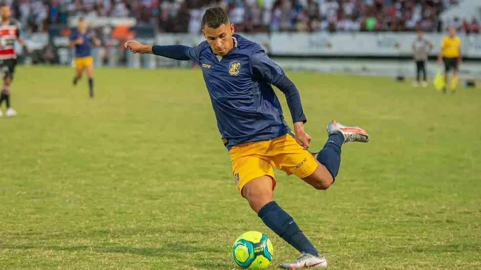 Radsley em ação pelo Retrô