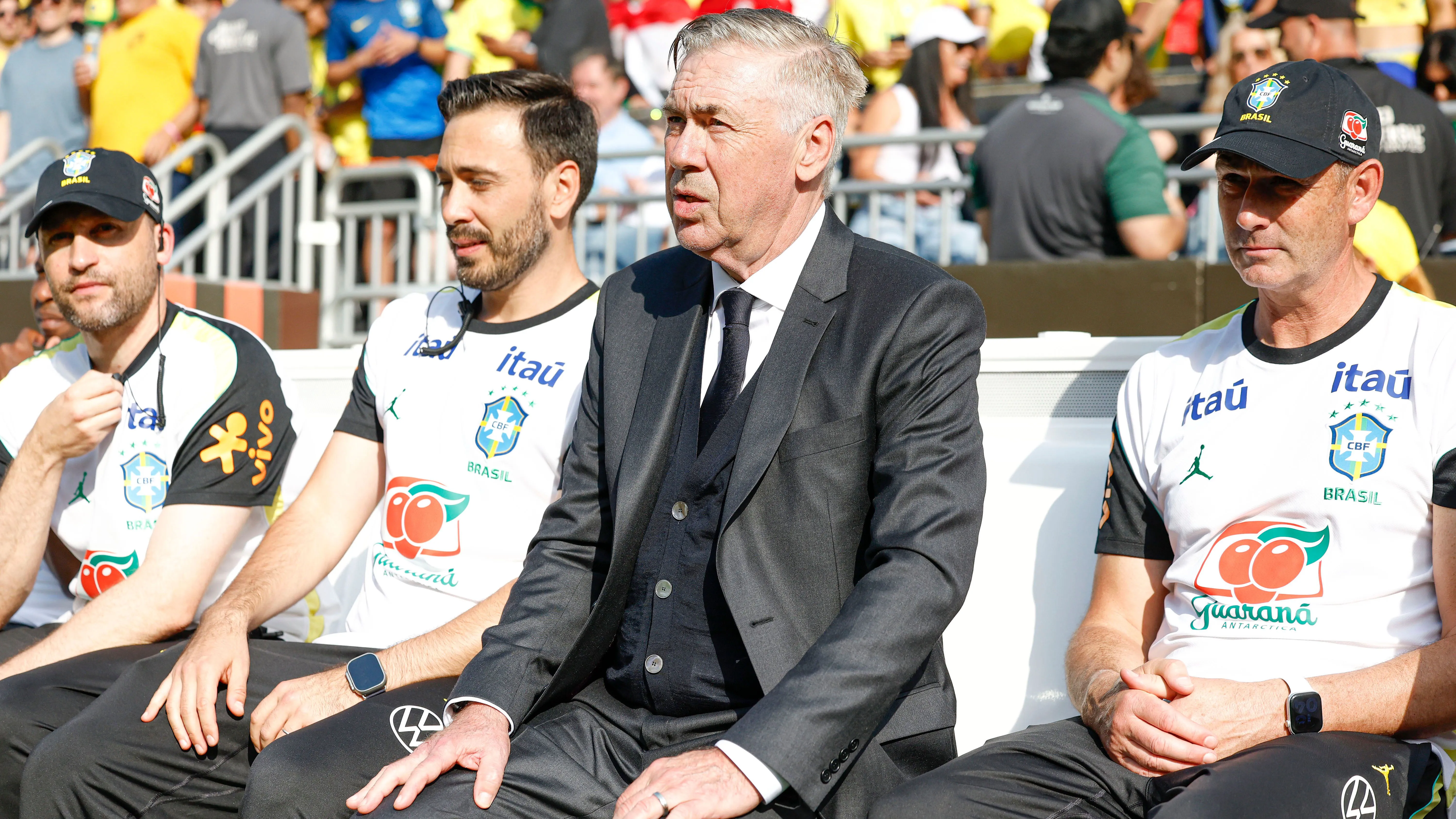 Francesco Mauri, Davide Ancelotti, Carlo Ancelotti e Paul Clement no banco de reservas do Huntington Bank Field, em Cleveland, antes do início do amistoso entre Brasil e Egito