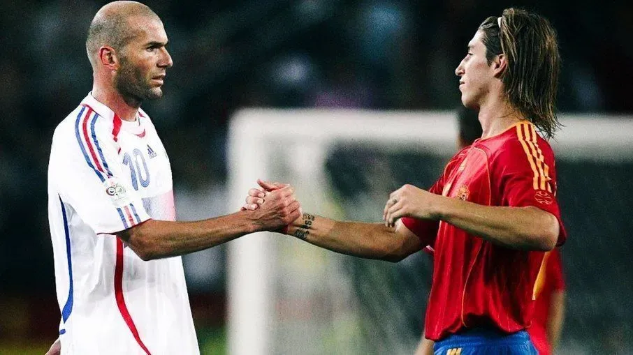 Zidane e Fernando Torres na Copa de 2006. Seleções se reencontram na Copa do Mundo após 20 anos