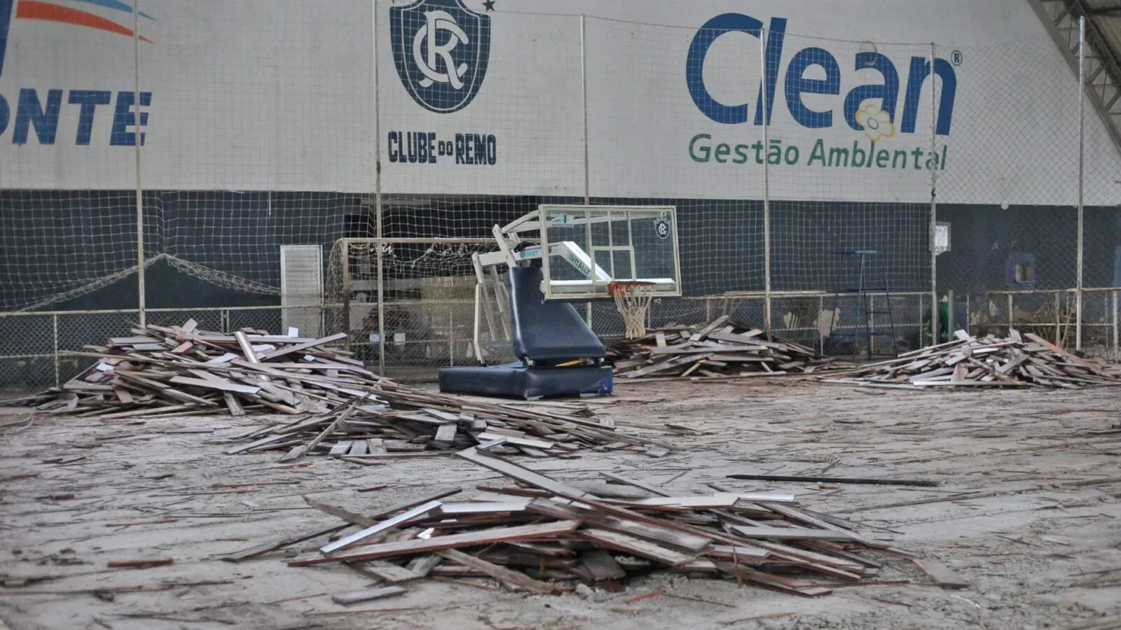 Melhorias no Ginásio Serra Freire: piso novo e revitalização para surpreender atletas.
