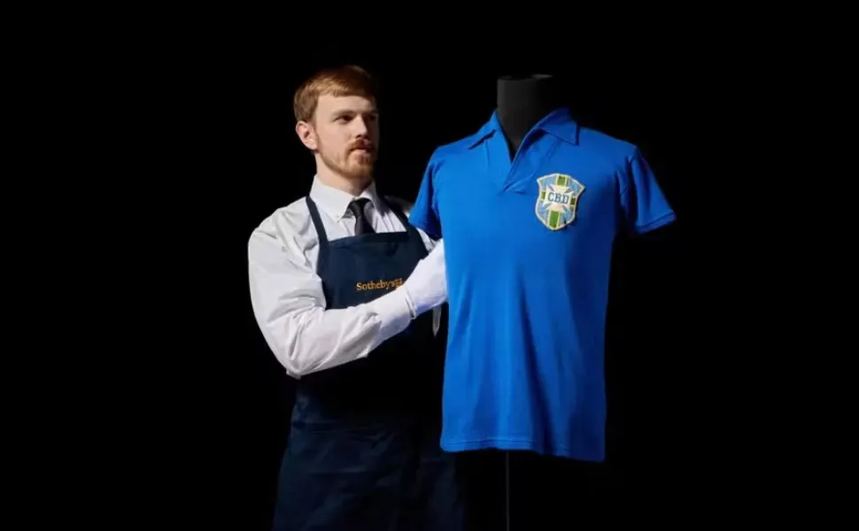 A icônica camisa de Pelé na final de 58, vendida por R$ 25 milhões.