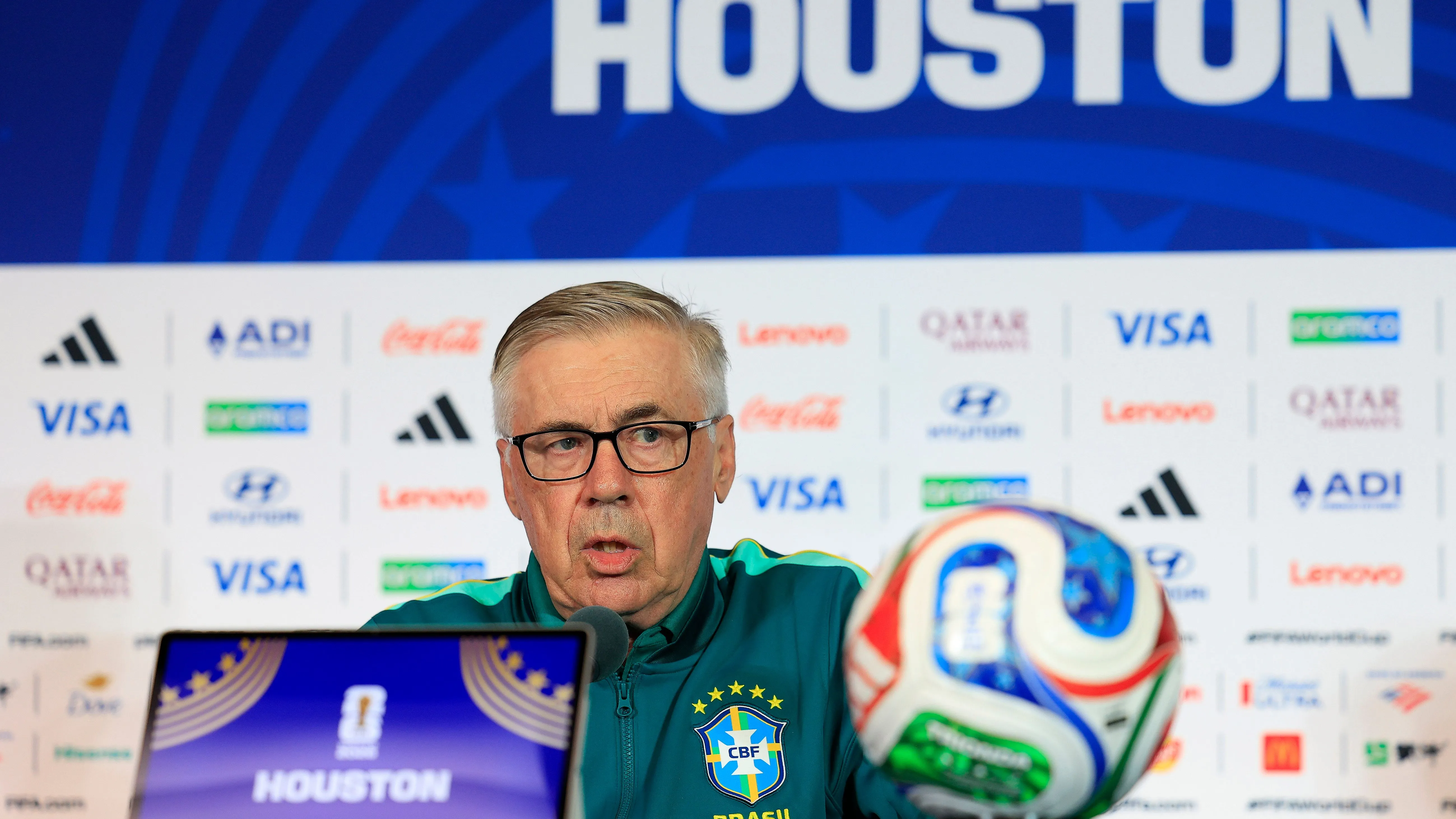 Ancelotti elogia controle emocional do Brasil na vitória sobre o Japão.