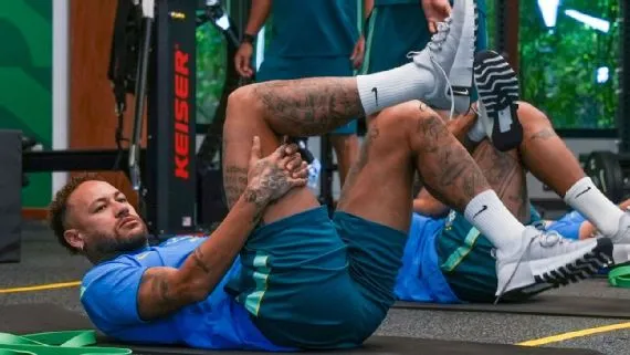 Pela manhã, Neymar foi encaminhado a uma clínica particular para realizar uma nova ressonância magnética