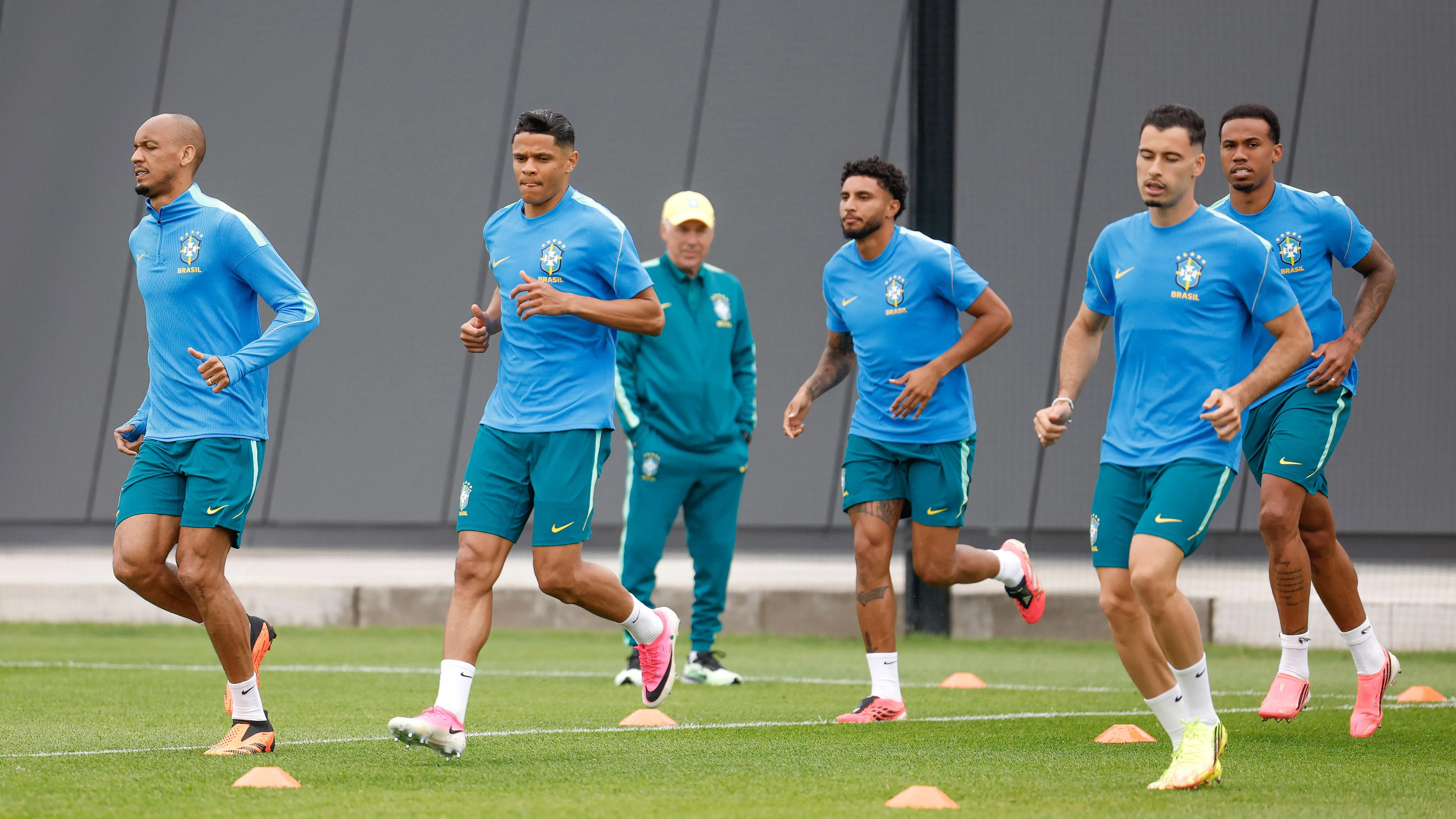 Fabinho, Douglas Santos, Éderson Silva, Gabriel Martinelli e Gabriel Magalhães durante o último treino de preparação da Seleção no CT