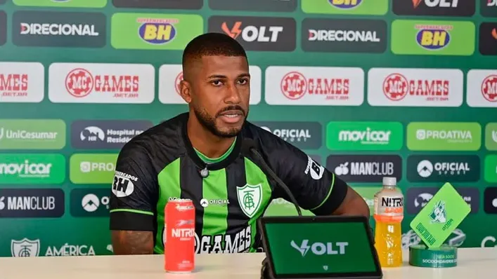 O Paysandu busca reforços após fracasso na negociação com Emerson Santos.