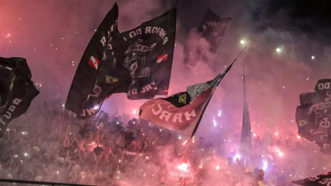 . No momento, restam apenas bilhetes para cadeiras do setor da Almirante, comercializados ao valor de R$ 200.