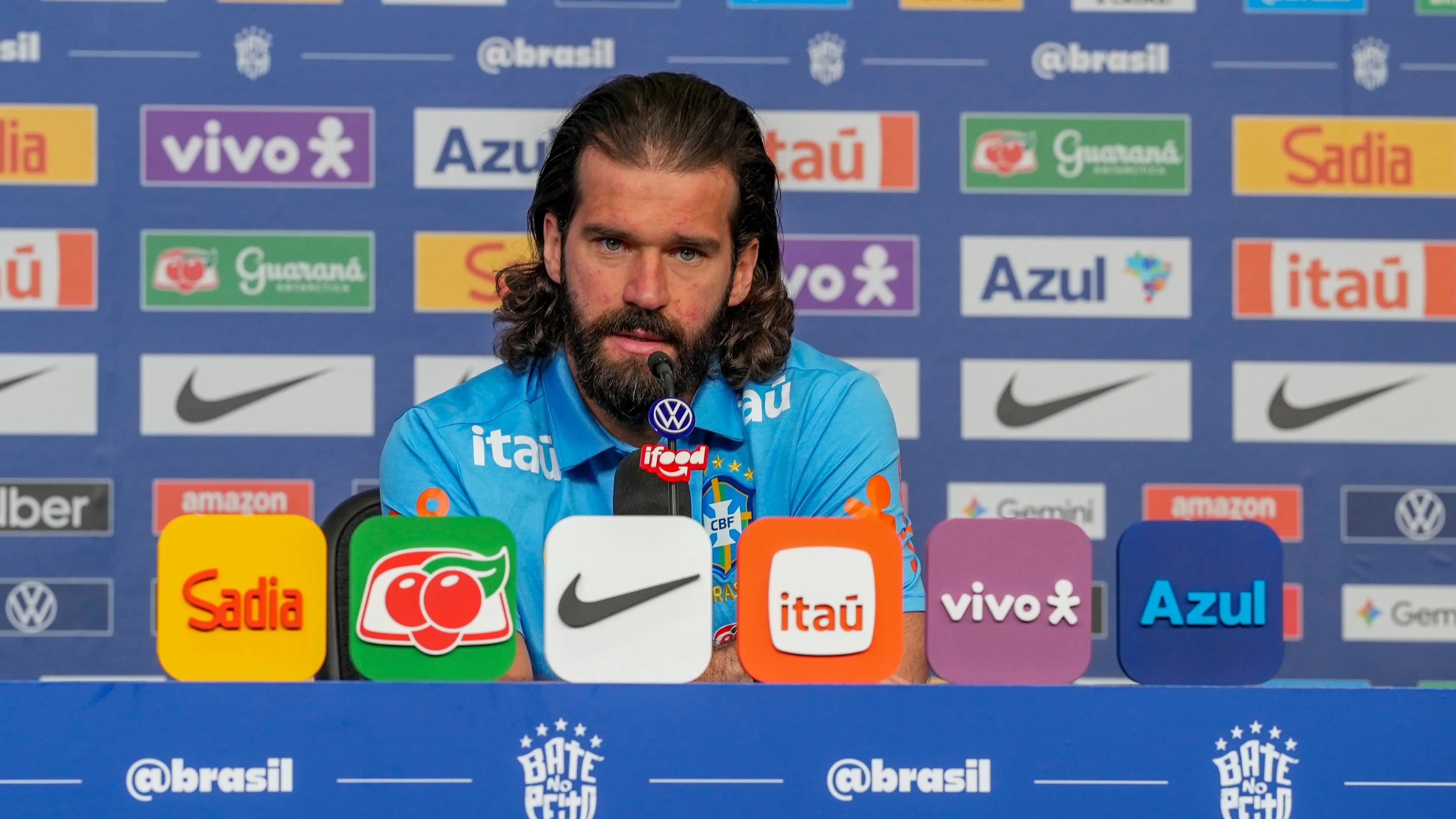 Alisson destaca privilégio de trabalhar com Taffarel e comenta sobre sua terceira Copa do Mundo.