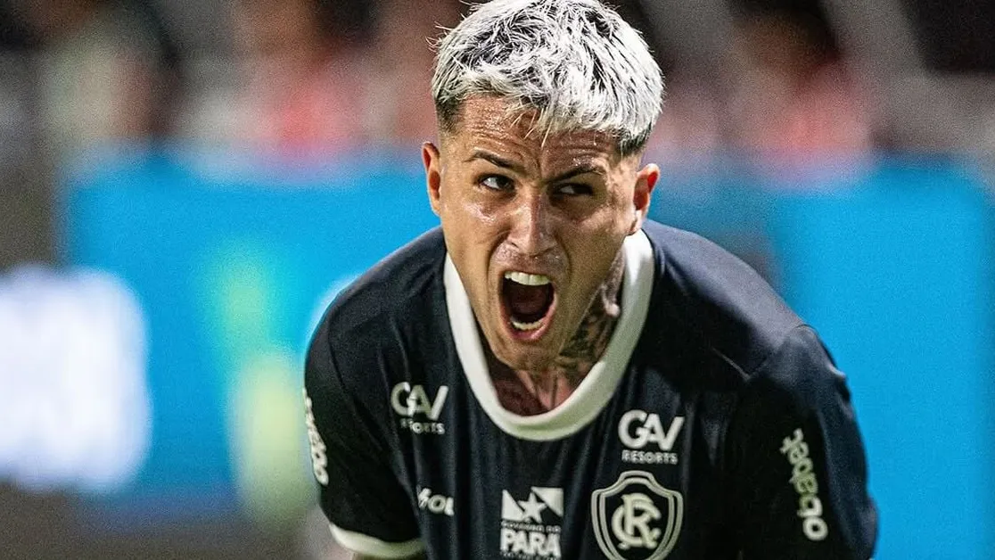 Diego Hernández recebe homenagem emocionante da torcida do Remo.
