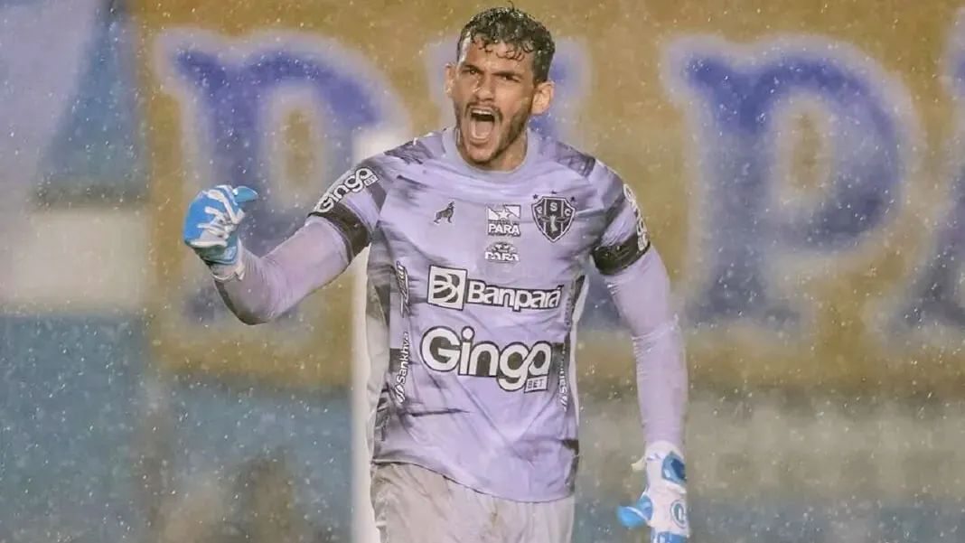 O goleiro Gabriel Mesquita emociona o Paysandu após virada sobre o Guarani.
