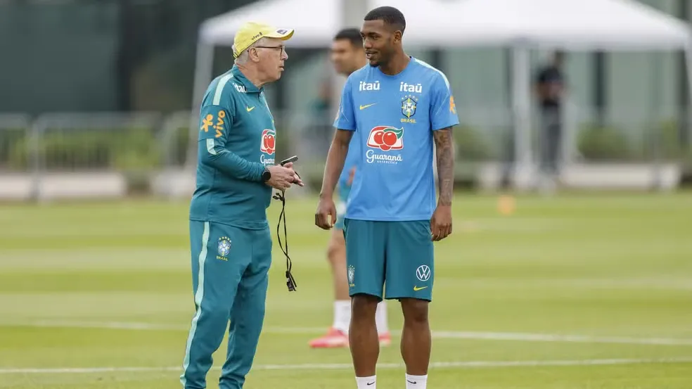 A Seleção Brasileira enfrenta a Escócia com novidades, incluindo Rayan no ataque.