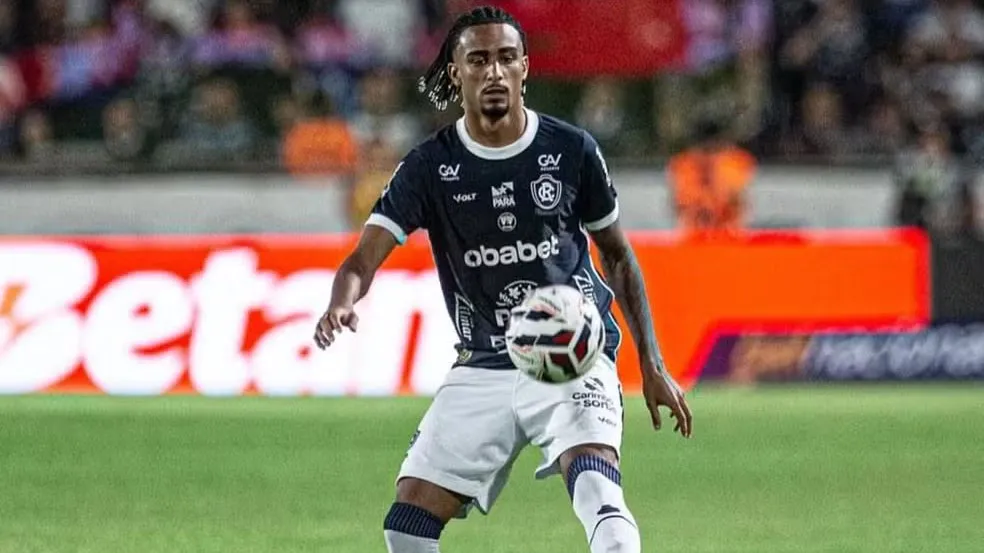 O defensor, que pertence ao Fluminense-RJ, tem conversas avançadas com um clube da Rússia e deve encerrar de forma antecipada a passagem pelo Leão Azul