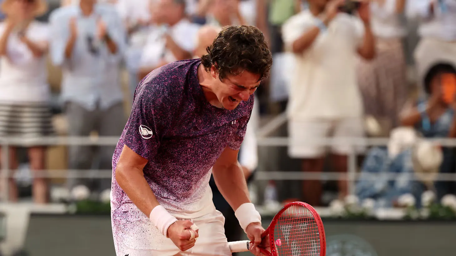 João Fonseca faz história ao derrotar Djokovic em Roland Garros.