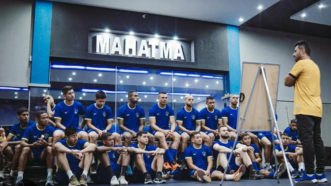 Técnico Julio Cezar Nunes e o elenco do Águia de Marabá