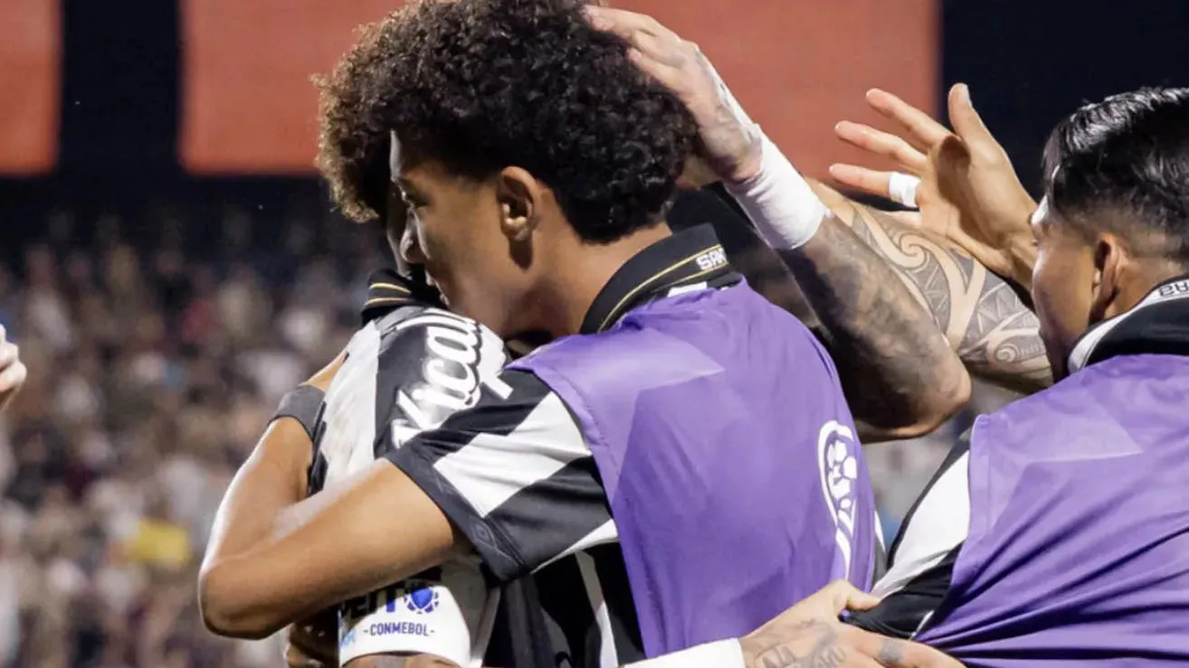 Durante o empate em 1 a 1 contra o Deportivo Recoleta, Neymar comemorou seu gol abraçando Robinho Jr