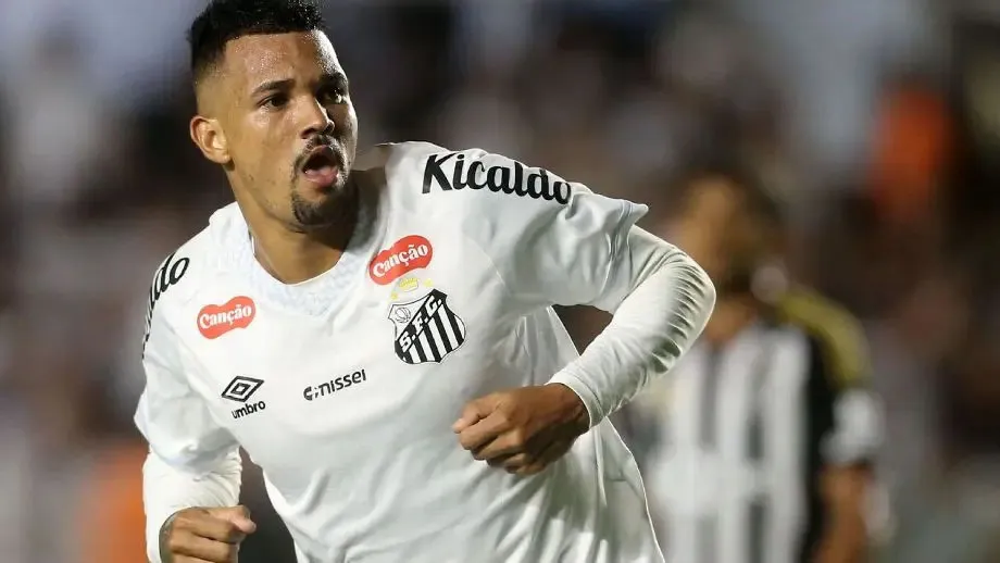 Remo busca zagueiro Zé Ivaldo, mas obstáculos financeiros e a vontade do atleta complicam a negociação.