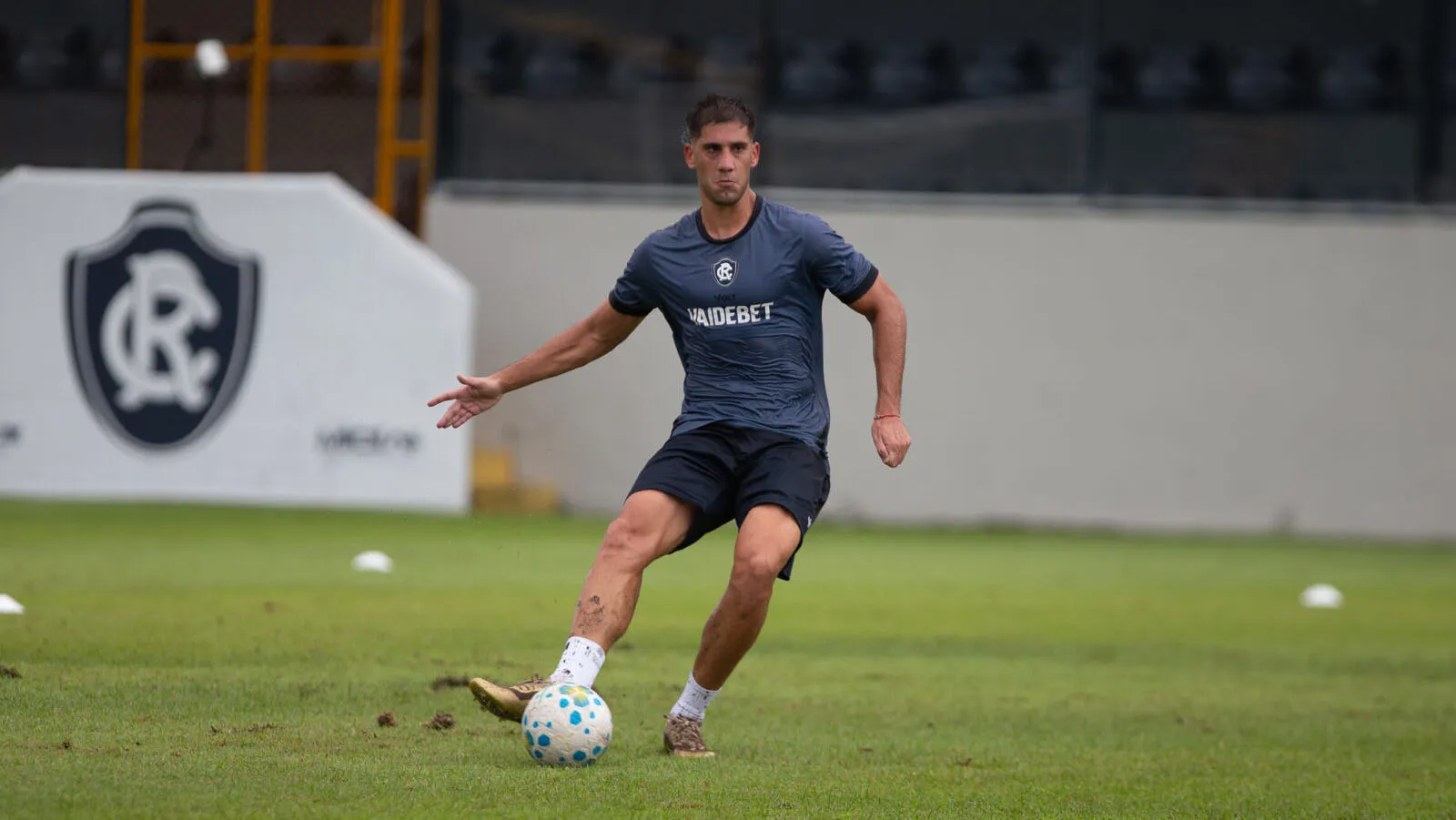 Técnico Léo Condé defende escolha de titulares. Entenda a situação de Picco e as críticas da torcida após a derrota para o Cruzeiro.