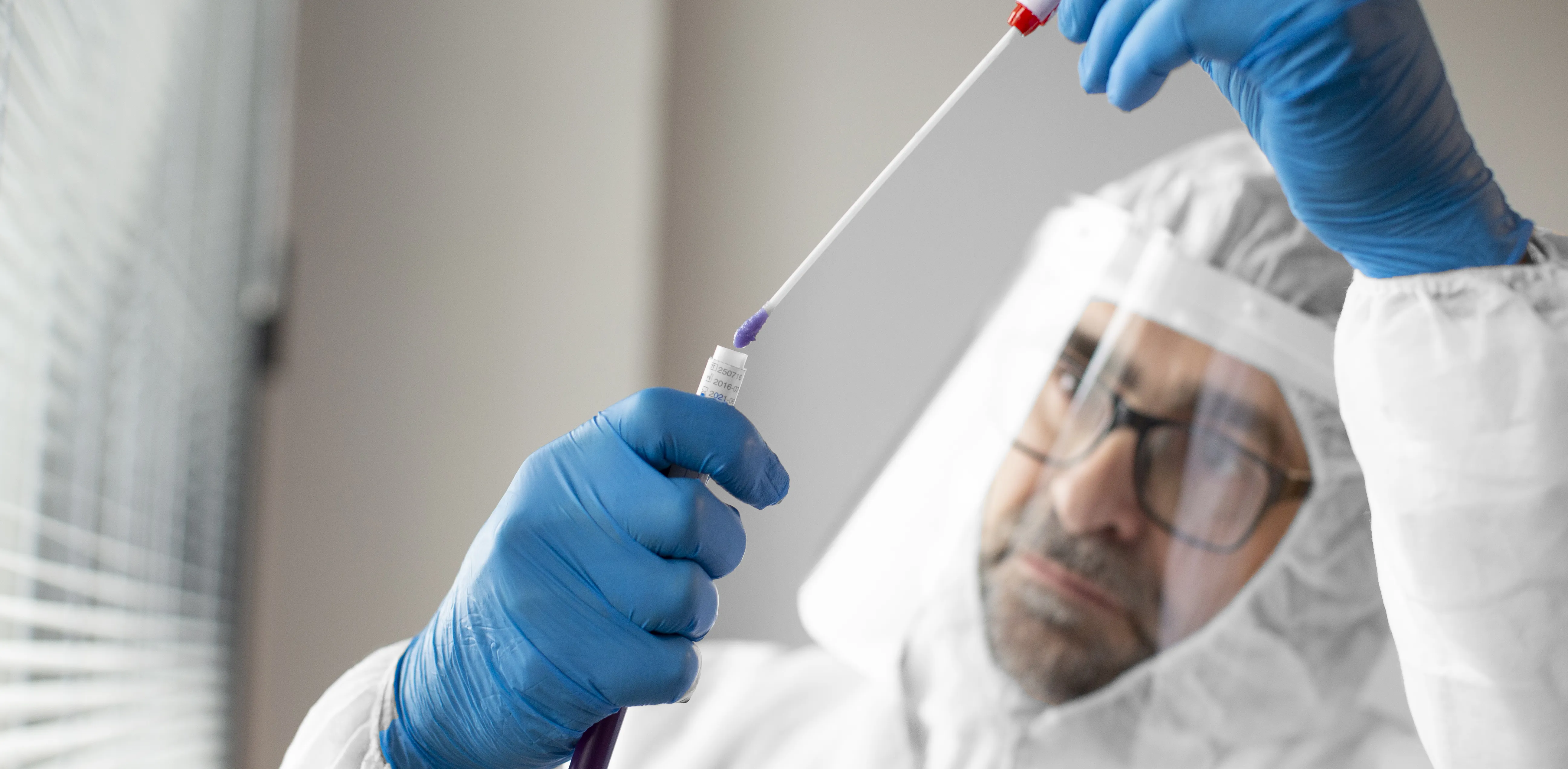 O Ebola é uma doença viral grave que provoca febre hemorrágica e apresenta alta taxa de mortalidade.