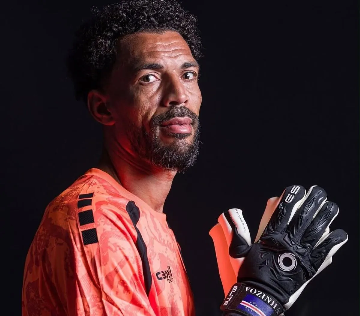 Conheça a trajetória de Vozinha, o goleiro que se tornou o mais seguido do mundo após a Copa do Mundo de 2026, com atuações impressionantes.